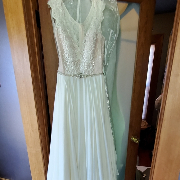 Madison James pearls, crystals+ lace Wedding Dress new - Picture 4 of 8